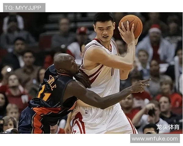 姚明顶肘事件揭秘：篮球场上的激烈对抗与运动员的心理承受能力